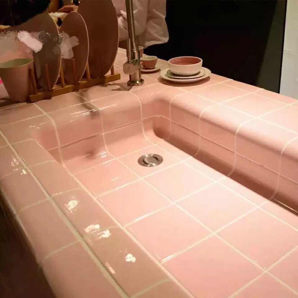 瓷砖变弯是什么原因(瓷砖变弯是什么原因导致的)